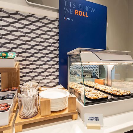 Holiday Inn Express Detroit-Warren/General Motors Technology Center By Ihg Exteriör bild